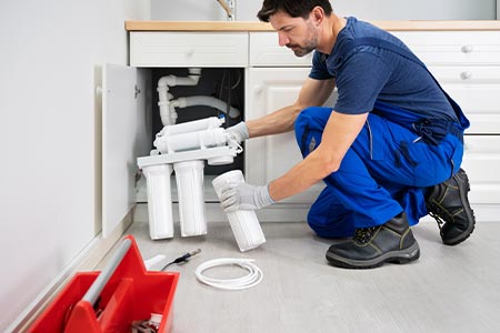  An expert installing water filtration system